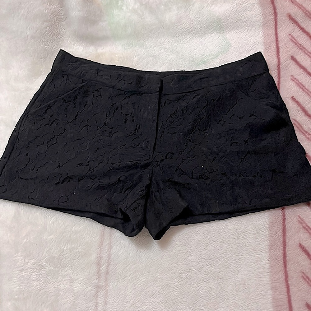Lose black shorts, with floral print